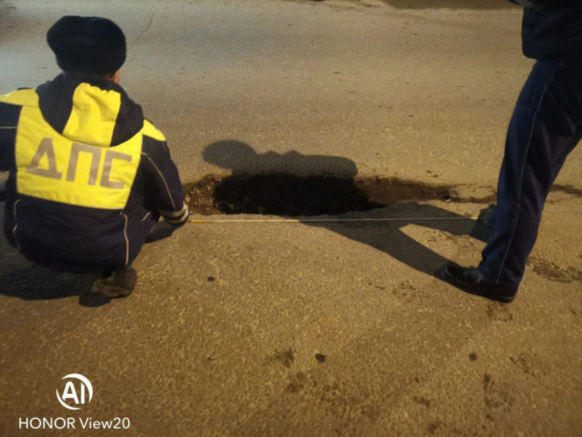 На улице Георгия Дмитрова автомобилист влетел в глубокую яму и сделал важное наблюдение