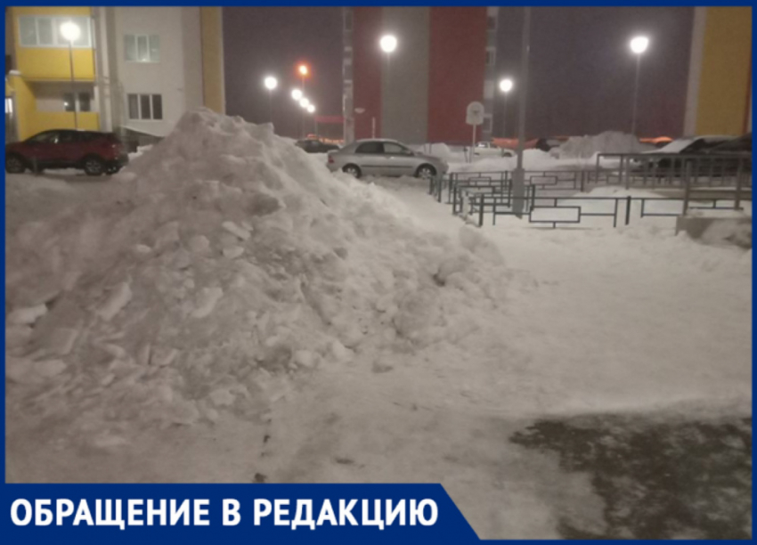 «Парк несанкционированных зимних аттракционов»: жители Южного города жалуются на горы снега во дворах