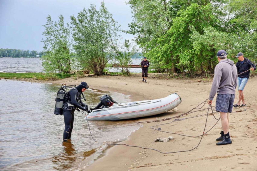 Водолазы расчищают дно в районе самарских пляжей