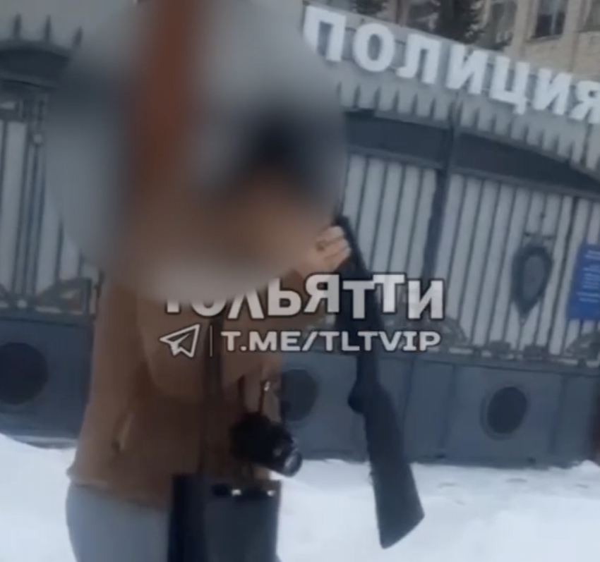 На шпильках, с ружьём и фотоаппаратом: странная дама пришла в отделение полиции в Тольятти