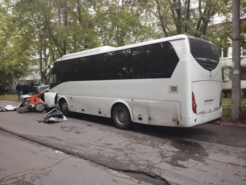 В Самаре автомобиль каршеринга врезался в автобус: погибли 4 человека