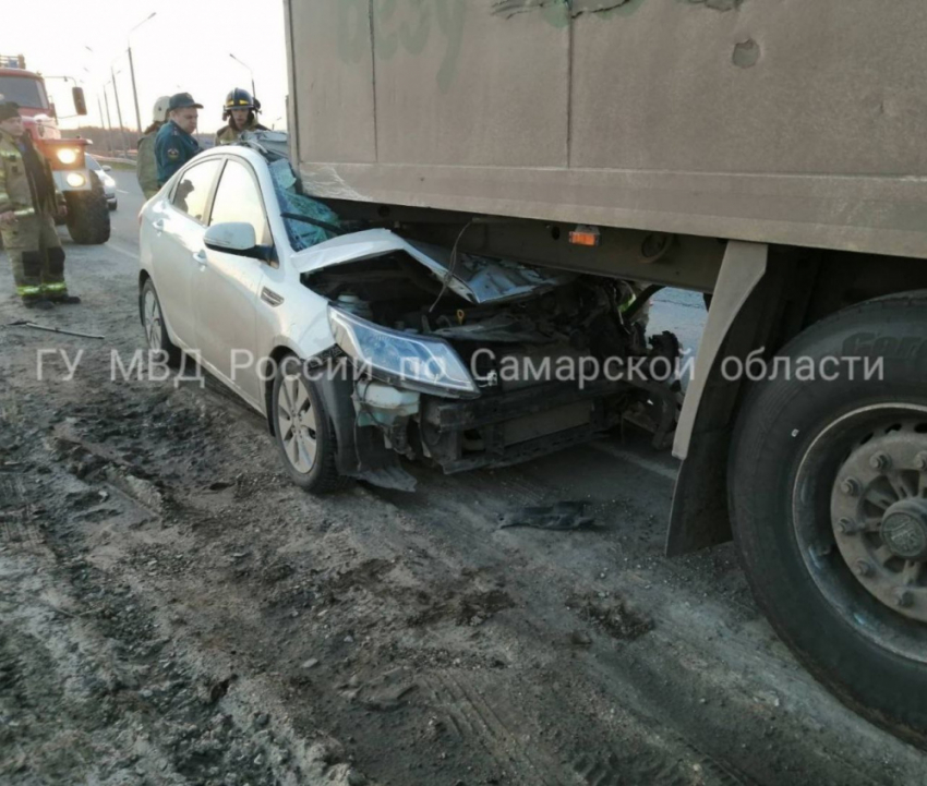 На трассе в Самарской области легковушка влетела под грузовик