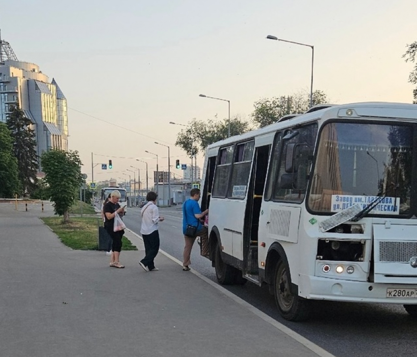 Пассажиры жалуются, что на некоторых остановках в Самаре нет павильонов