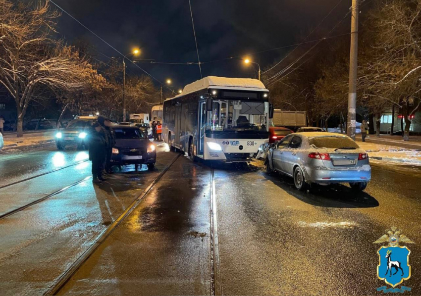 В ДТП с участием автобуса и двух авто в Самаре пострадали двое детей 