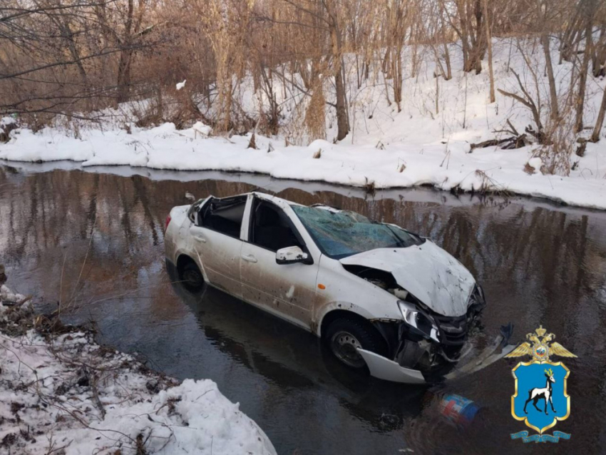 В Сызрани авто улетело в реку Крымзу: водитель погиб