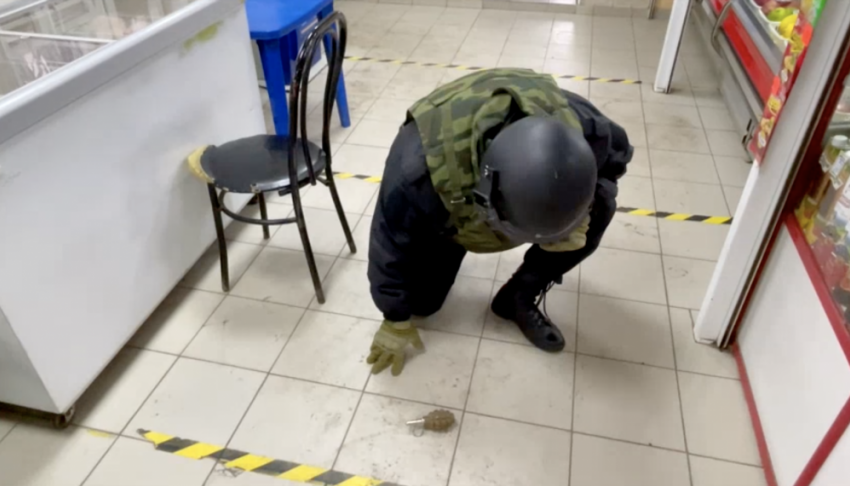 В Самаре пьяный мужчина ворвался в продуктовый магазин с гранатой