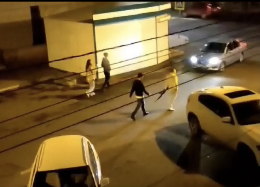 Группа молодых людей устроила стрельбу из автомата в центре Самары
