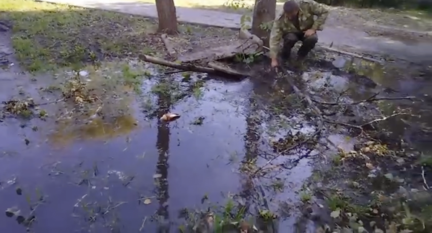 На улице Партизанской в Самаре уже две недели течёт вода