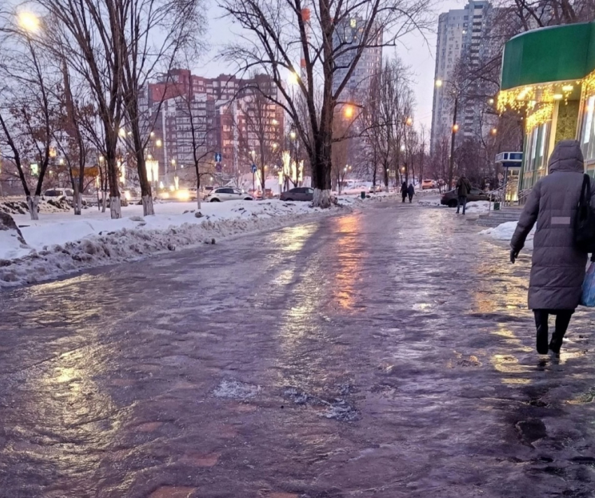 Жители Самары возмущены гололёдом по всему городу