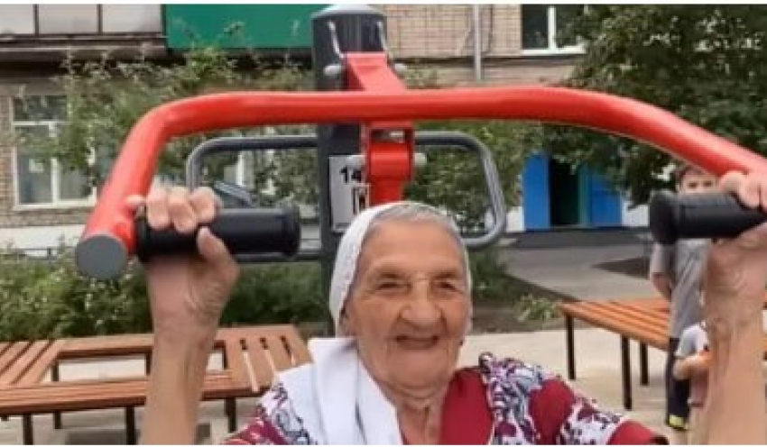Баба Шура из Сызрани в 93 года качает бицепсы на тренажёре во дворе своего дома