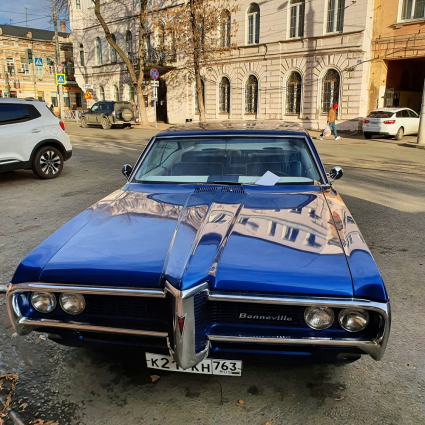 Самара на стиле: в одном из дворов обнаружили ретро-автомобиль Pontiac Bonneville