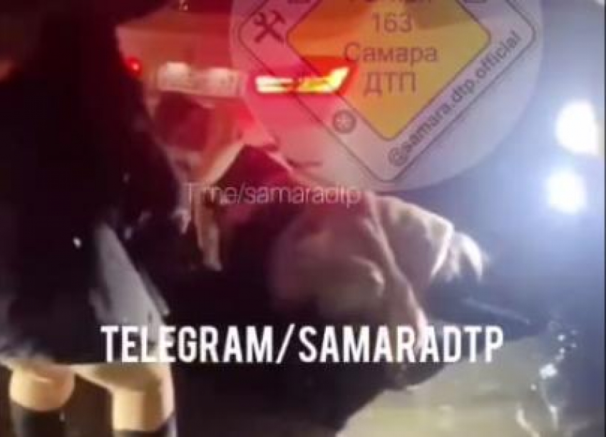 В Самаре две девушки подрались в луже около бара «Родная»