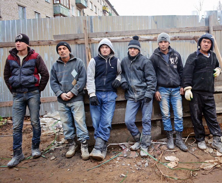Сортировала в две руки: работница завода из Самарской области между сменами «помогла» десяткам мигрантов