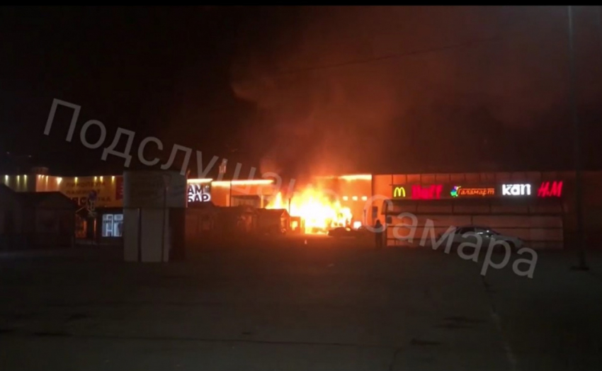 Пожар на площадке перед ТЦ "Амбар" в Самаре: пламя перекинулось на здание