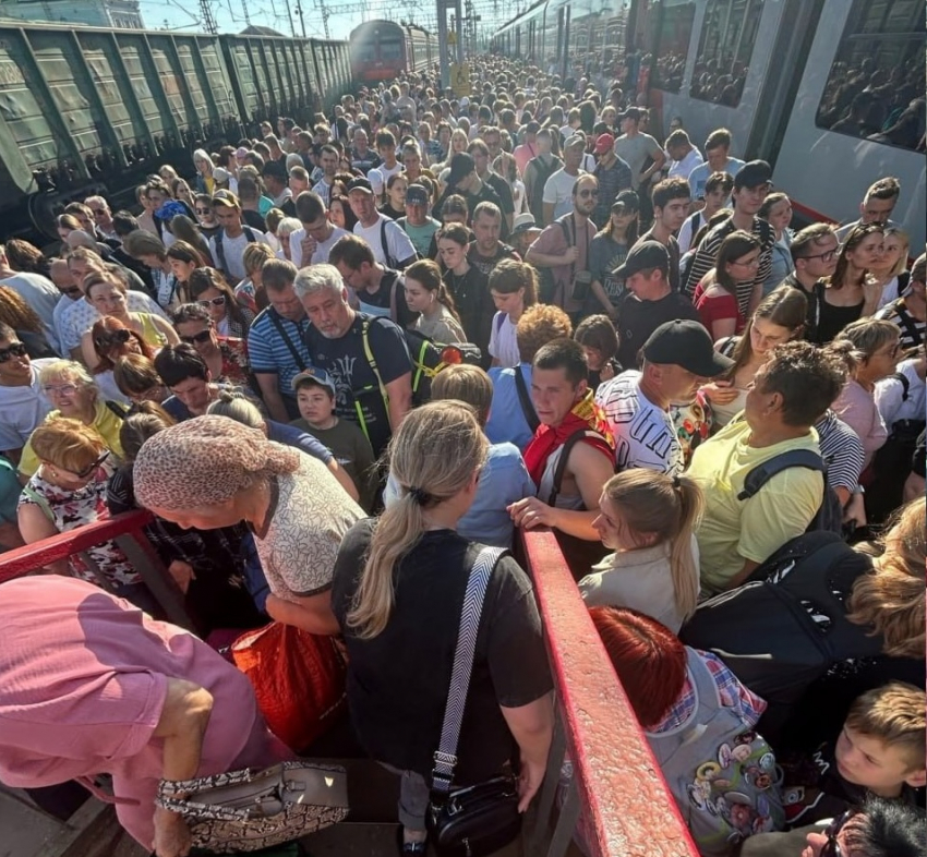 Пешеходный мост на железнодорожном вокзале в Сызрани не справляется с потоком пассажиров