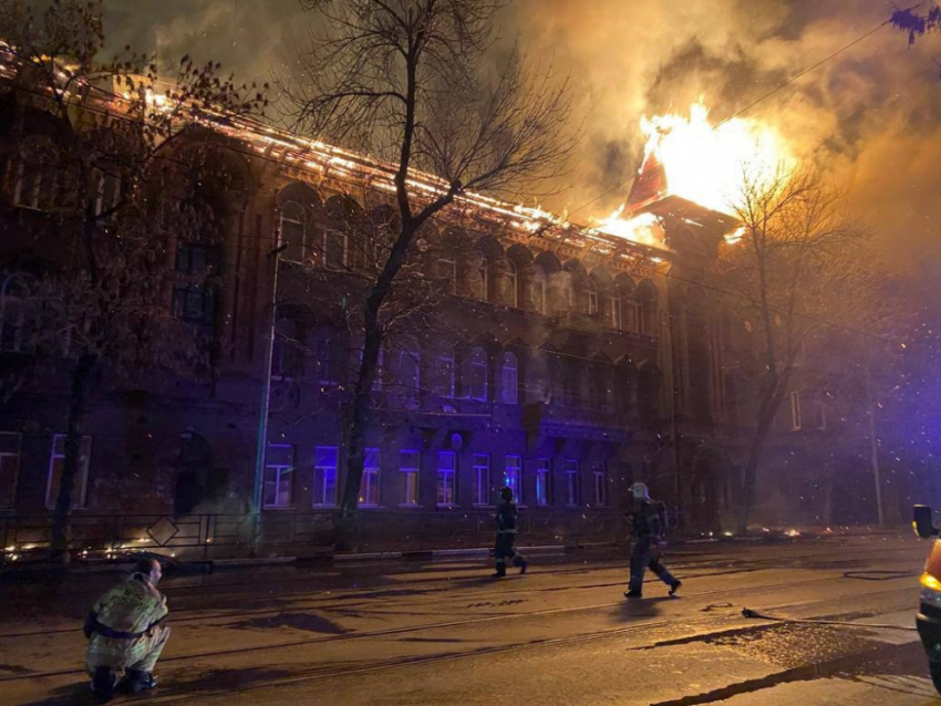 В Самаре пожар вновь охватил старинный дом Челышева. Спасателям объявили повышенный уровень риска