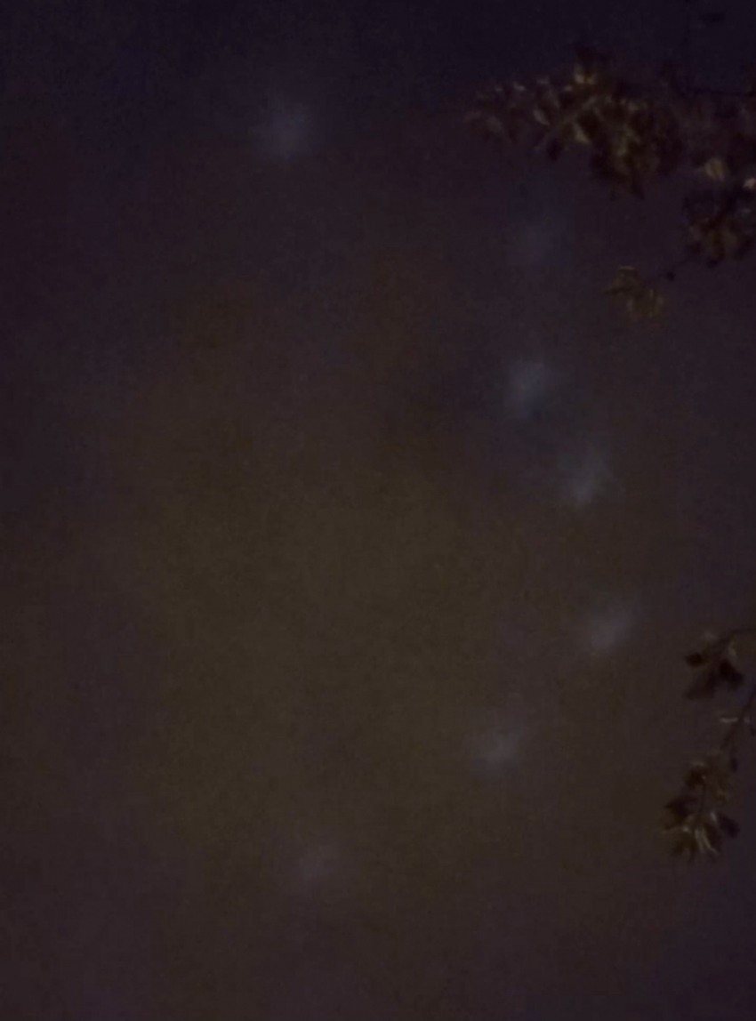 Жители Тольятти заметили странные светящиеся шары в небе и предположили, что это НЛО