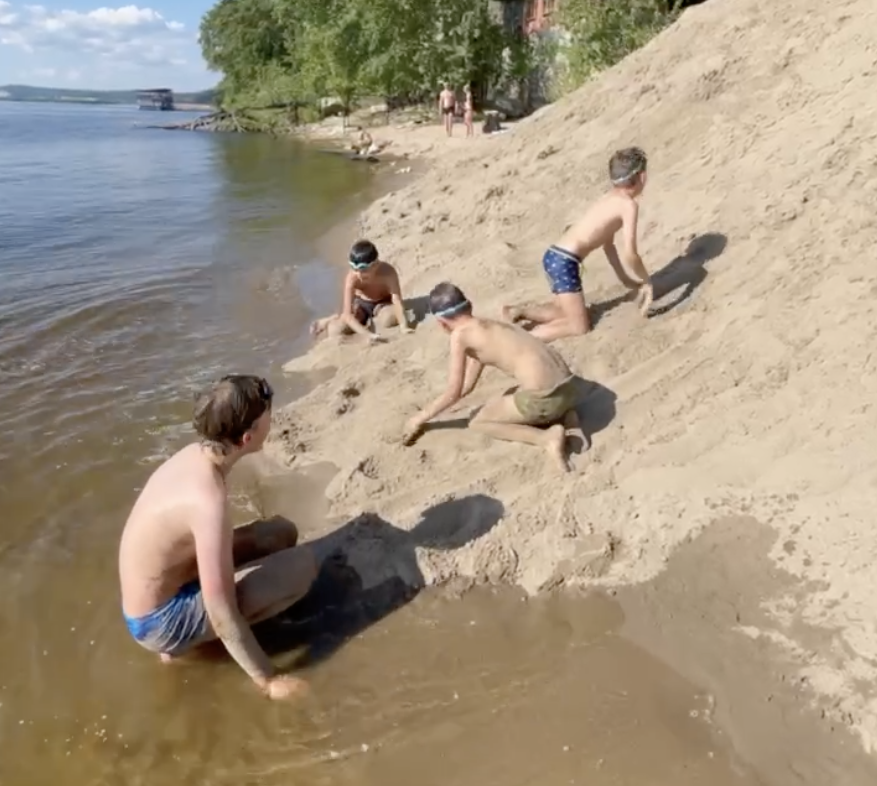 В день открытия купального сезона дети своими руками разгребали песок на самарском пляже