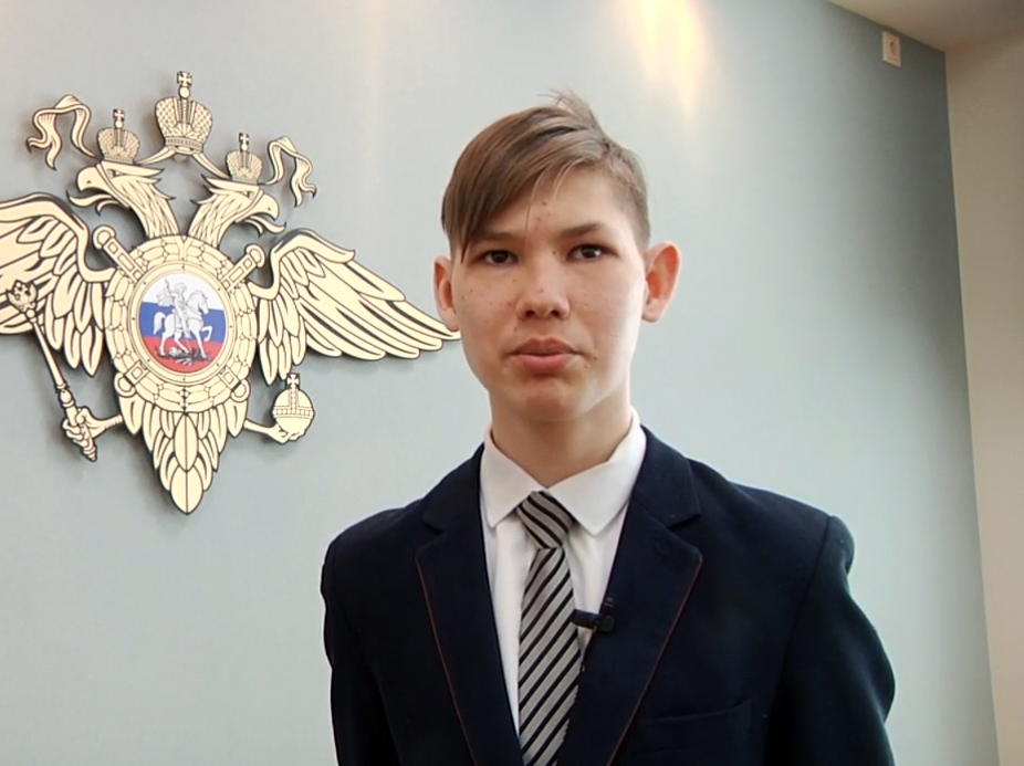 Какой хороший мальчик: студент из Самарской области принёс полицейским мешок денег