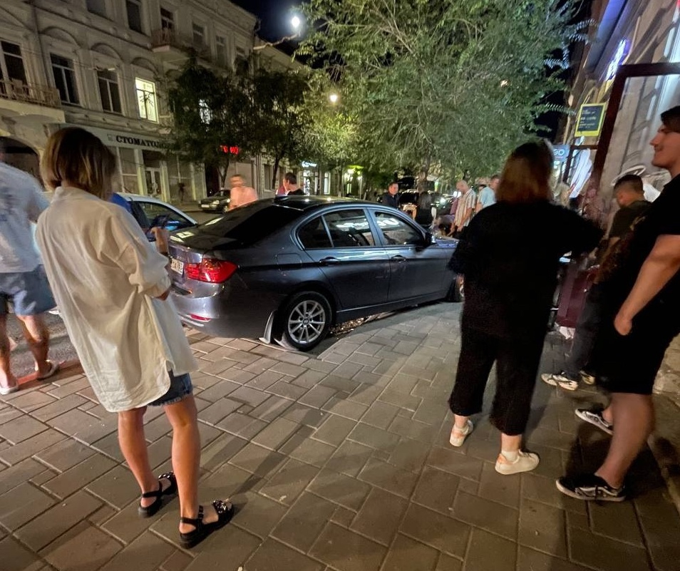 «Хотел подрифтить»: в Самаре BMW влетел в толпу людей у клуба «Ветерок»