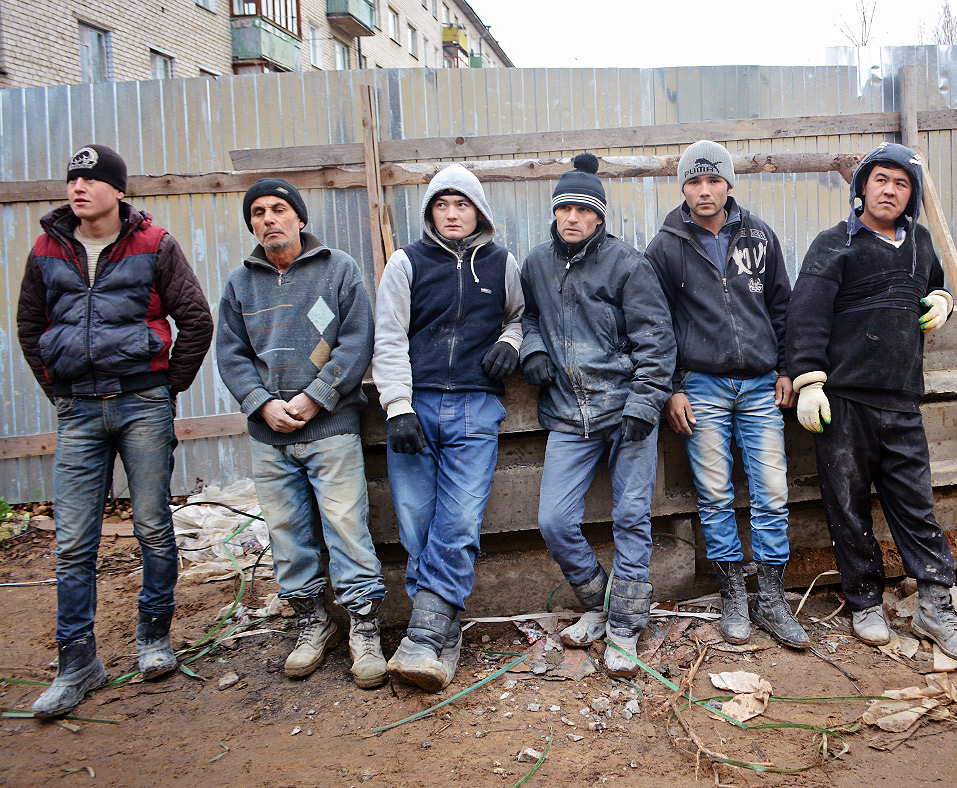 Сортировала в две руки: работница завода из Самарской области между сменами «помогла» десяткам мигрантов