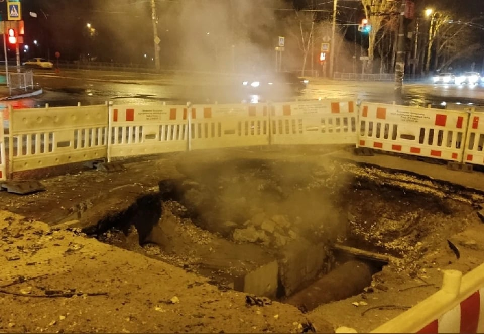 Новый провал: в Самаре снова образовалась огромная яма на обочине рядом с пешеходным переходом