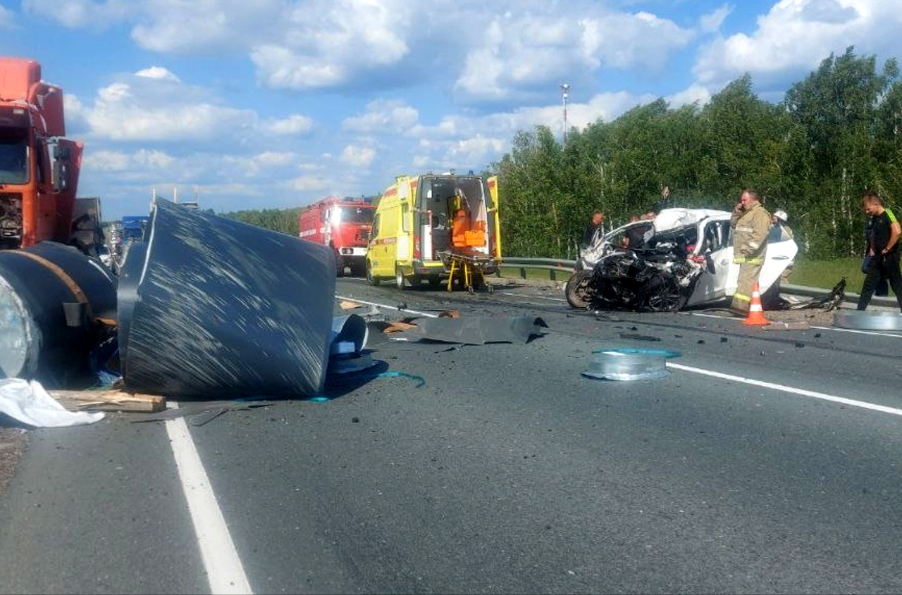 Погибли до приезда медиков: в Самарской области фура раздавила семью с  тремя детьми