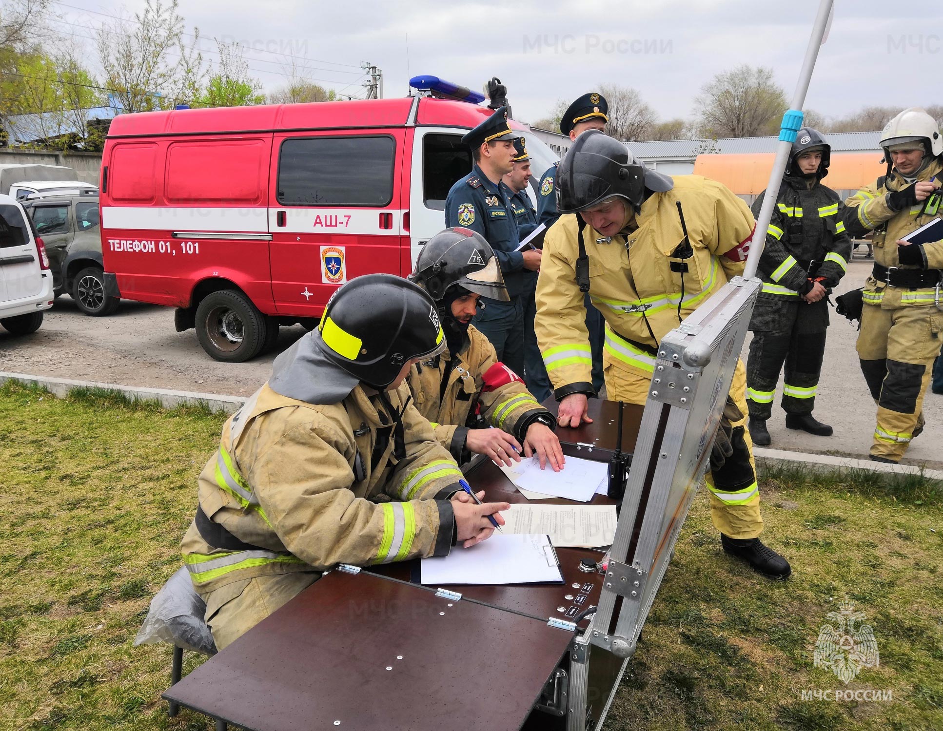 Чёрный, чёрный дым: пожар в автосалоне на главном шоссе Самары тушили 90  спасателей