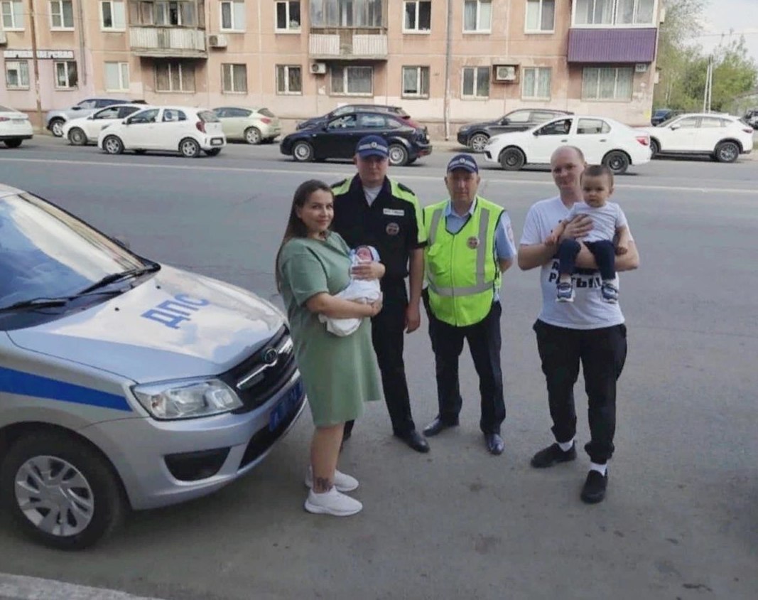 Доставили за 7 минут: в Самаре сотрудники ГИБДД помогли женщине со  схватками быстро добраться в роддом