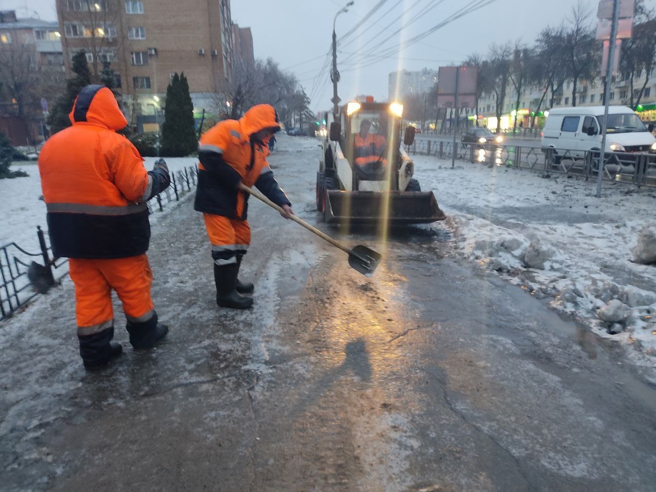 Не ругайтесь на коммунальщиков!»: самарцы обсуждают работу городских служб  после ледяного дождя