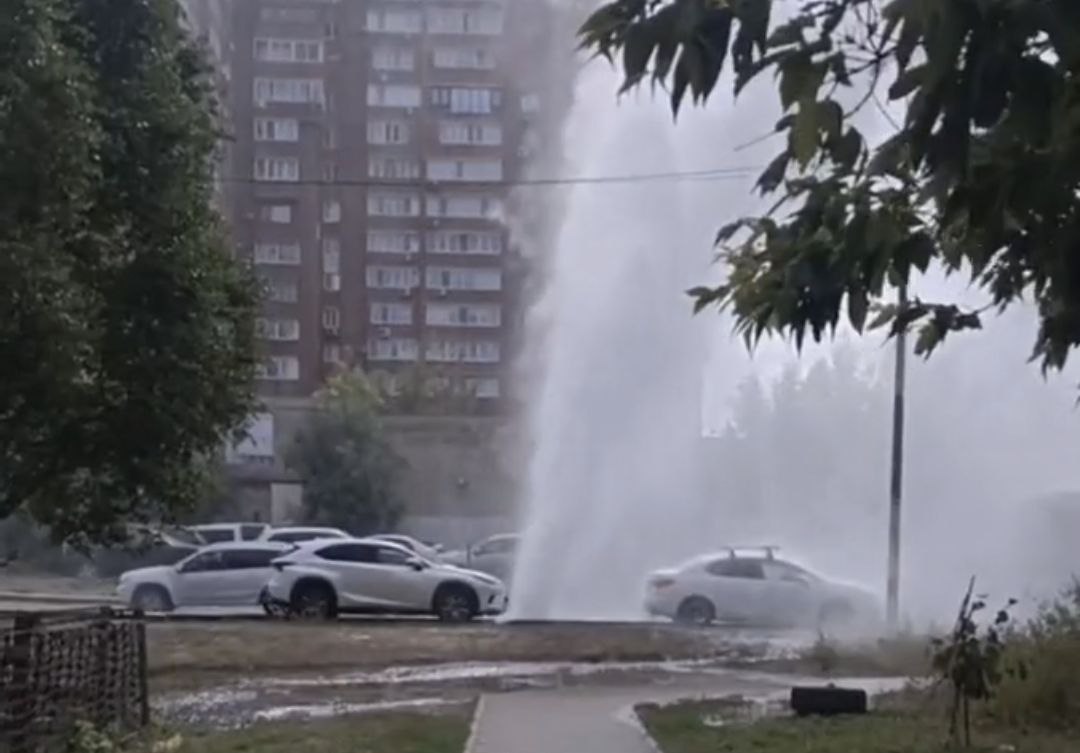 «Тёпленькая пошла»: в Самаре на проспекте Кирова из-под земли забил гейзер