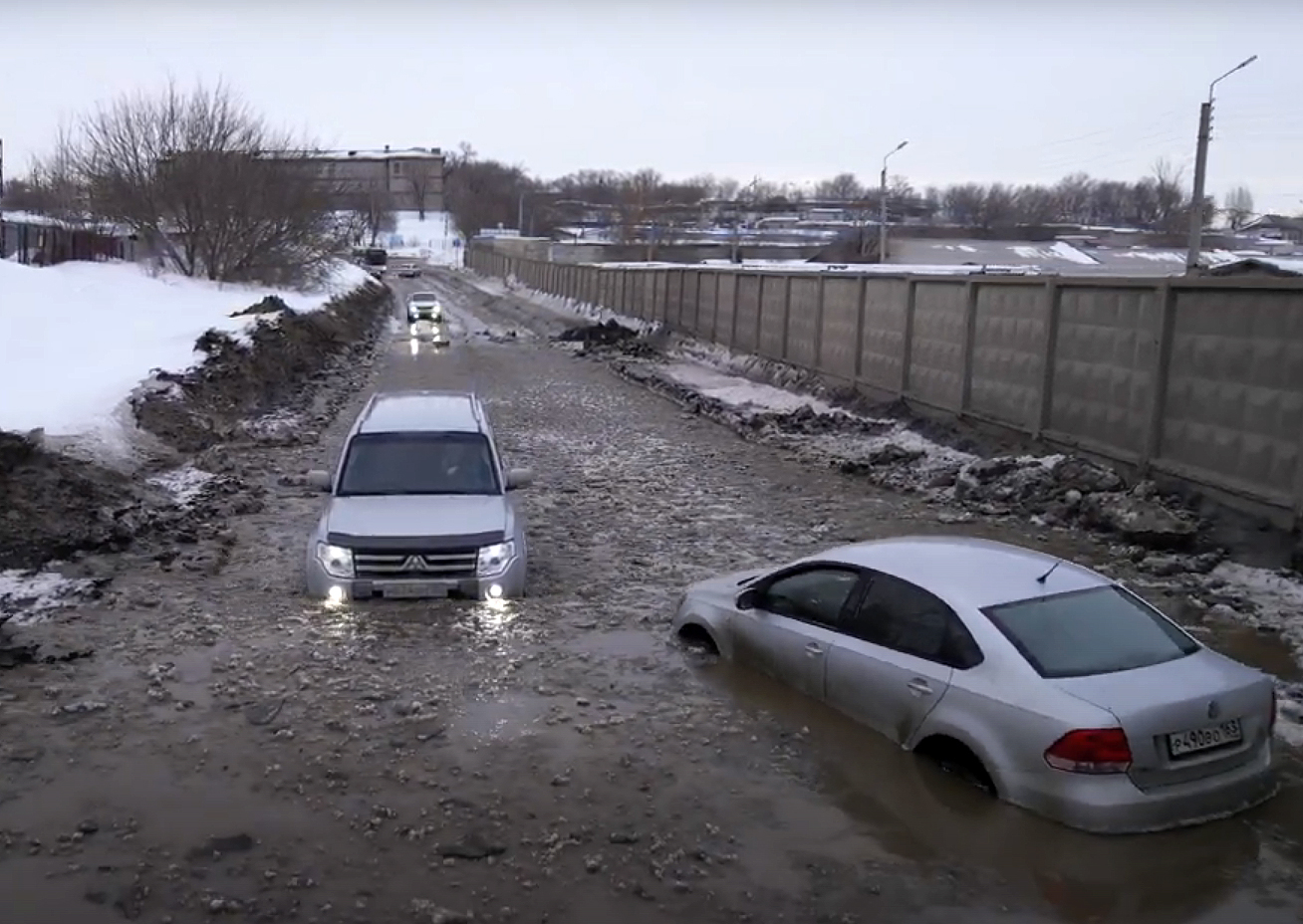 Это не авария, а норма»: в Самаре грязные воды заблокировали улицу