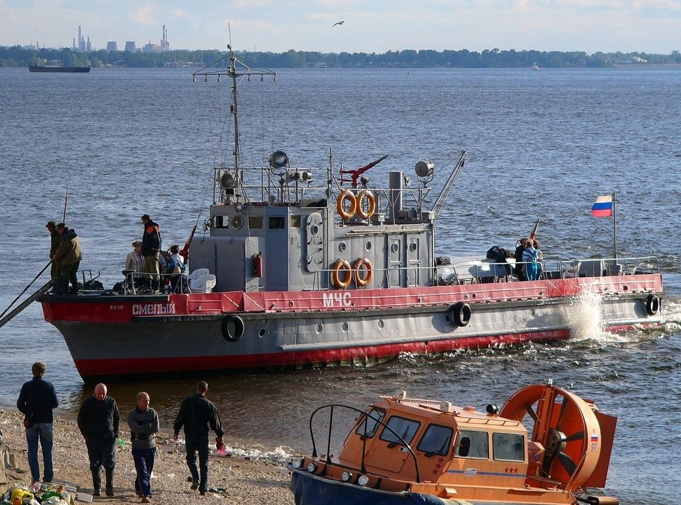 Сотни квадратных метров пожара: за турбазу на острове Зелёненький в Самаре  боролся пожарный корабль и 44 спасателя