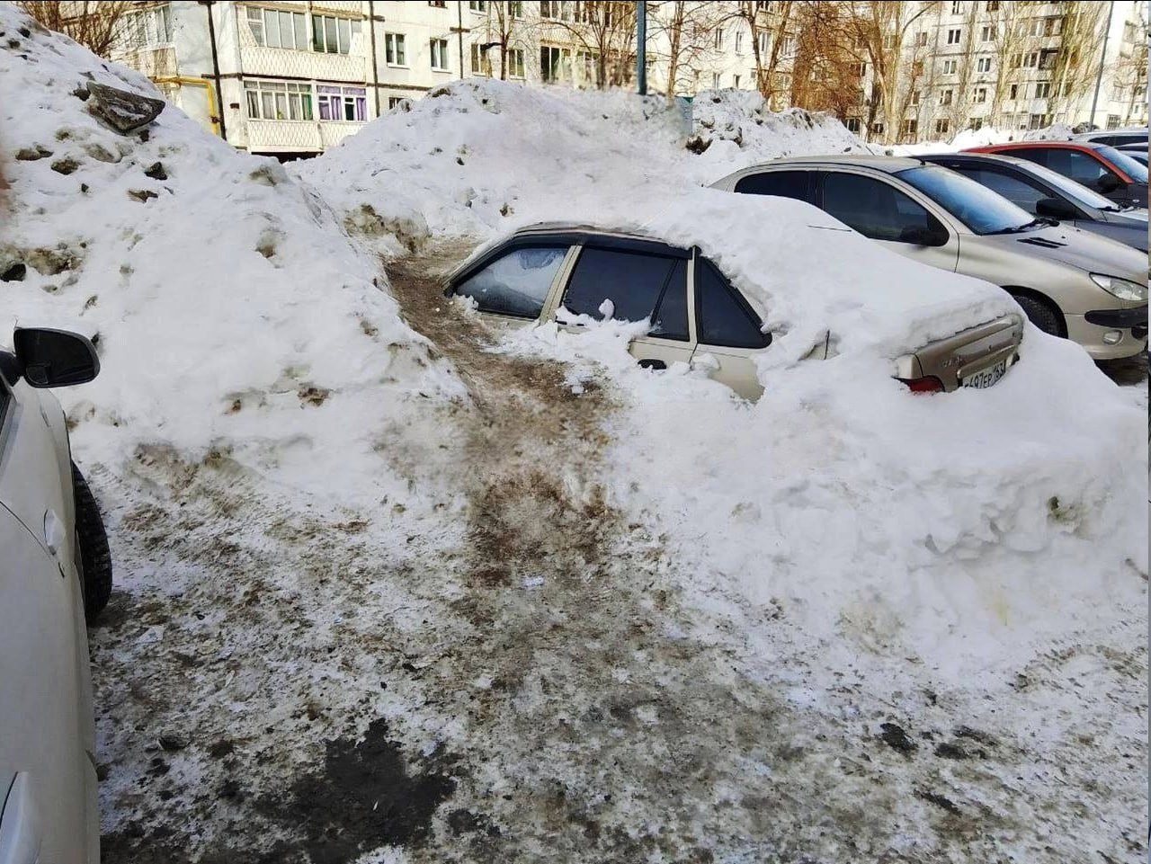 После зимы: Самару загрязняют огромные чёрные горы снега