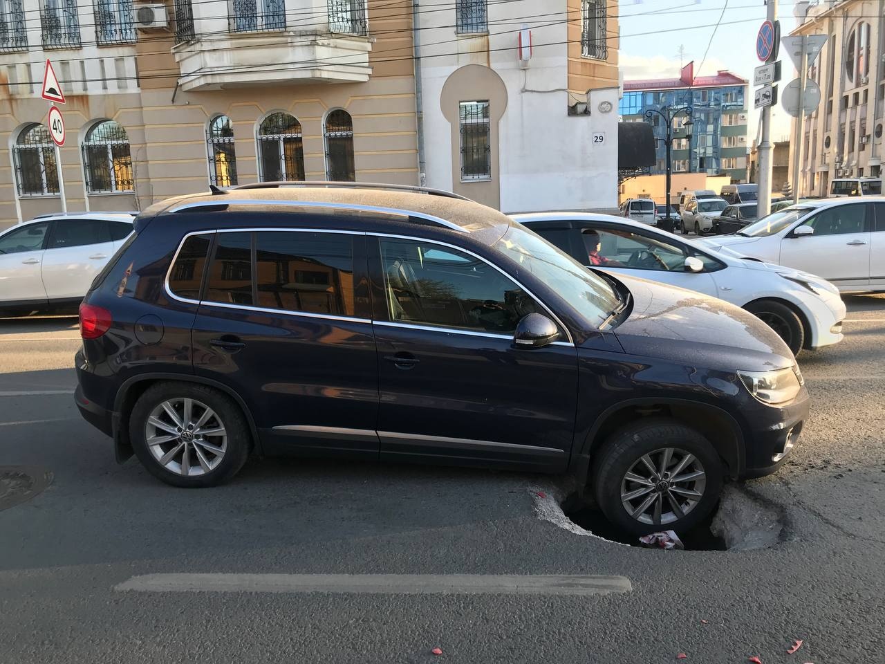 В центре Самары автомобиль провалился в яму в асфальте