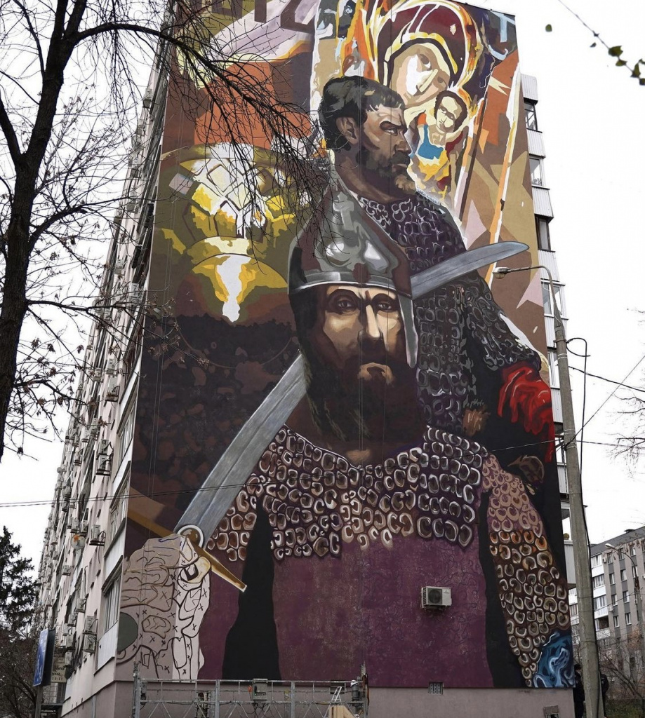 В Самаре на стене дома 4 ноября 2021 года появились изображения предводителей народного ополчения 1612 года князя Дмитрия Пожарского и земского старосты Кузьмы Минина. Фото из инстаграма Дмитрия Азарова IMG_4543 2.jpg
