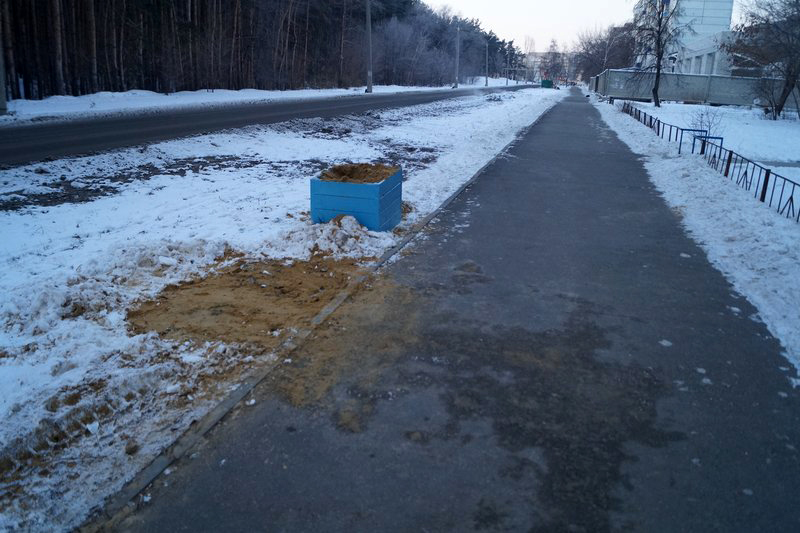 Как должна посыпана дорога песком.