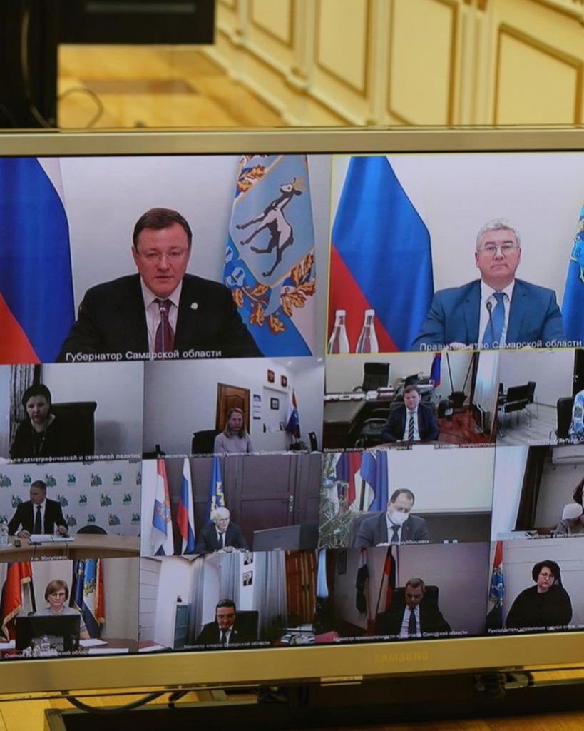 Губернатор Самарской области Дмитрий Азаров проводит онлайн-совещание. Фото из инстаграма Дмитрия Азарова