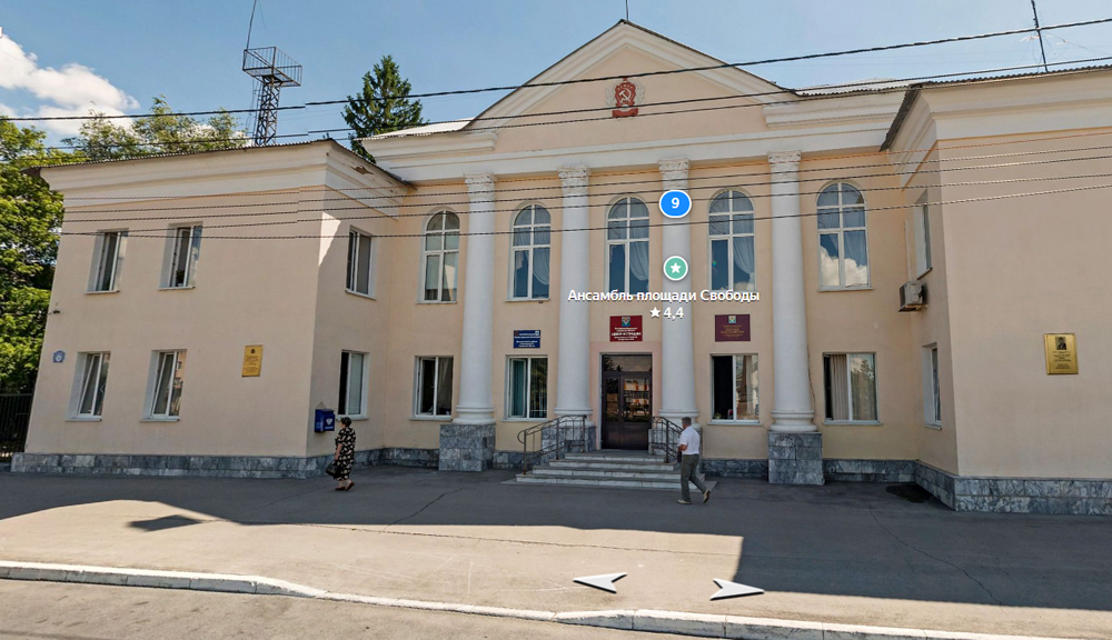 На Яндекс.Панорамы от 2018 года администрация Ставропольского района выглядит ещё неплохо. Но видно, что от карниза восточного крыла начала отваливаться внешняя отделка. Это было только начало. И всё тот же кондиционер... stavr1.jpg