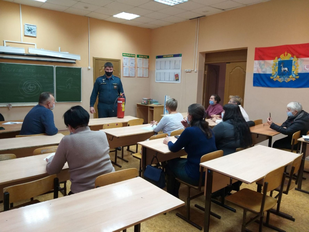 uchitelya-seli-za-party-sotrudniki-gospozhnadzora-proveli-uroki-pozharnoy-bezopasnosti-dlya-prepodavateley-shkol_1637665651973584629__2000x2000.jpg