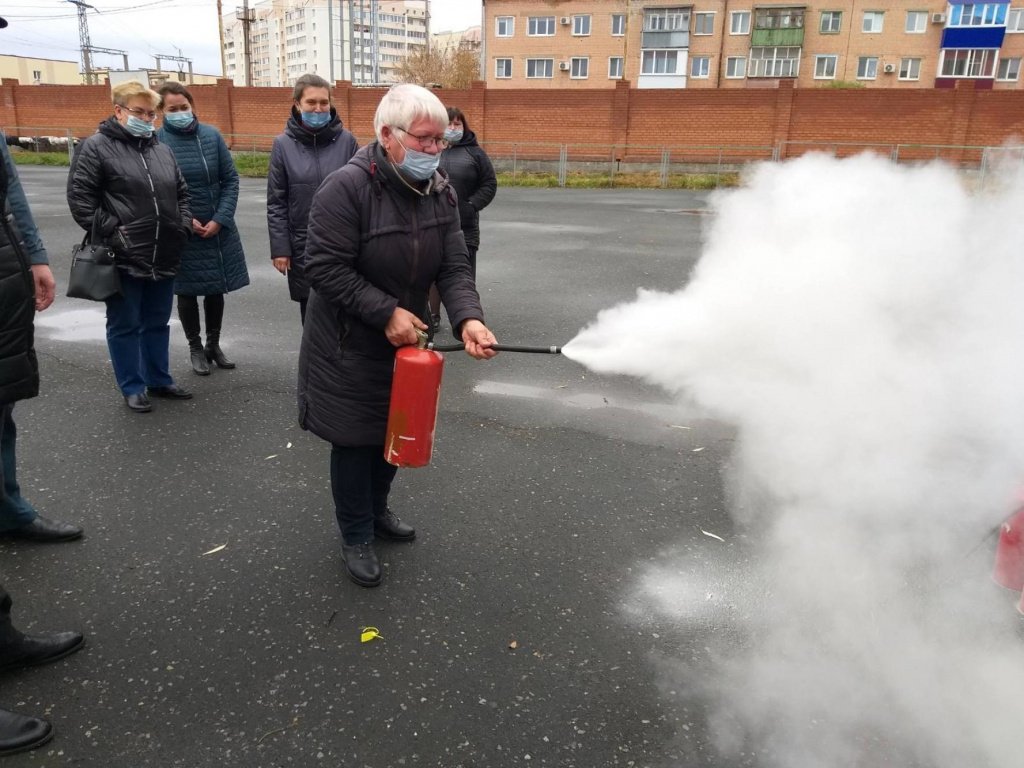 uchitelya-seli-za-party-sotrudniki-gospozhnadzora-proveli-uroki-pozharnoy-bezopasnosti-dlya-prepodavateley-shkol_1637665732813613433.jpg